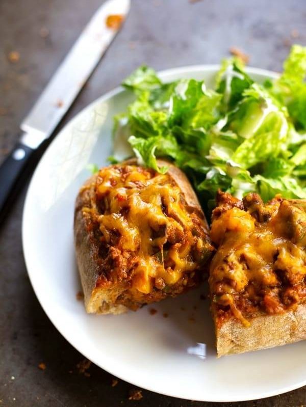 Quick and Easy Pizza Bread - perfect for making ahead and freezing so you can make individual servings later. Lots of veggies, kid-friendly, total comfort food, 375 calories. | pinchofyum.com